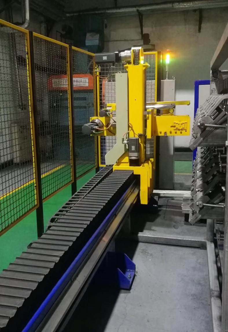 1651195752210174.jpg 十五管還原爐輔助機(jī)械手設(shè)備(非標(biāo)).jpg